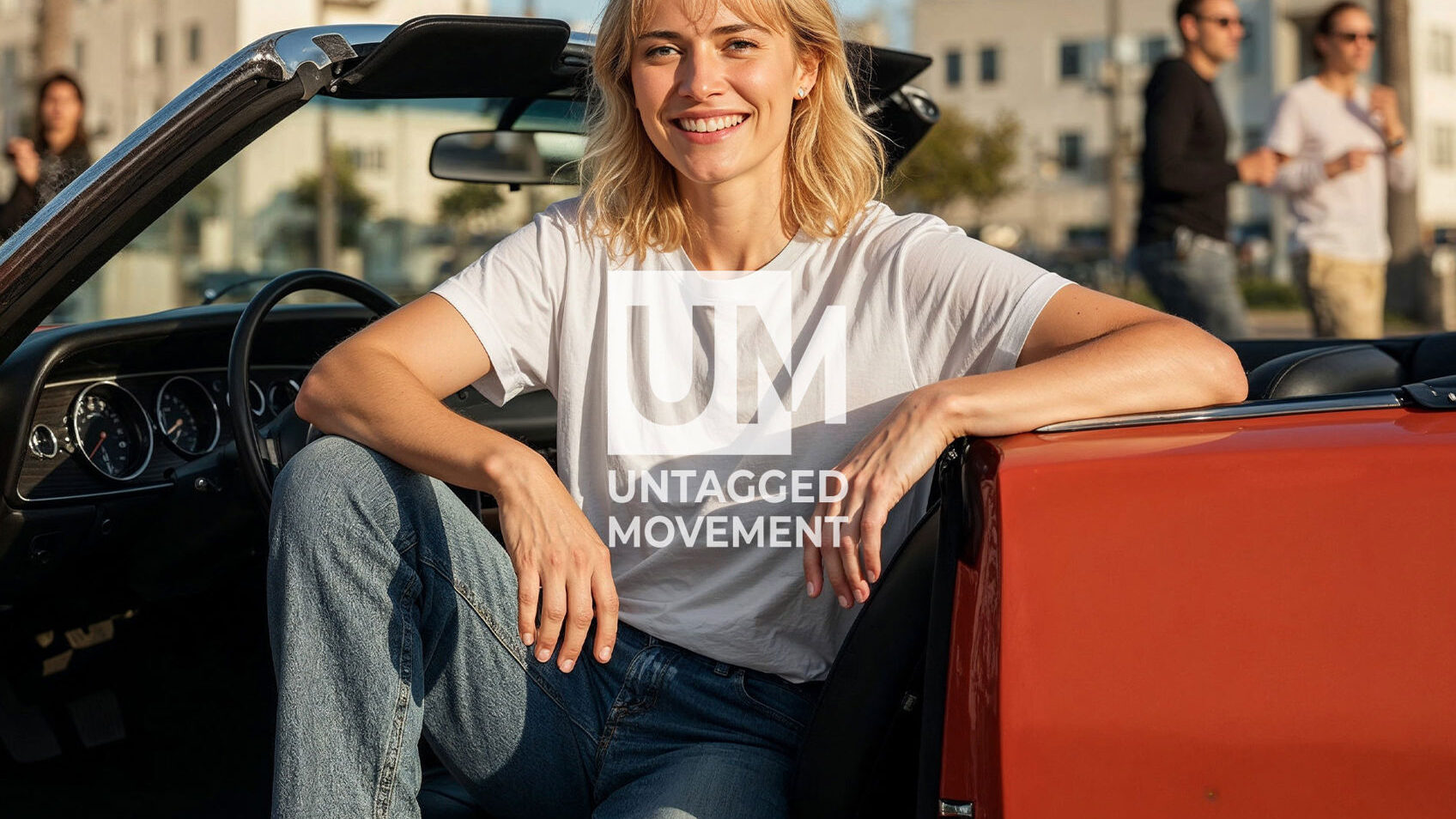 T-shirt blanc Untagged Movement porté par une femme, style streetwear moderne, idéal pour la personnalisation textile et l’impression sur vêtements